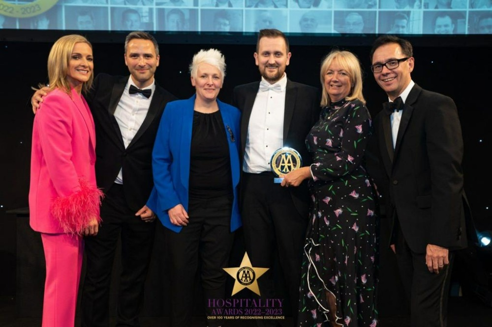 NORTHCOTE OBSESSION PRESENTED WITH OUTSTANDING CONTRIBUTION AWARD AT AA HOSPITALITY AWARDS